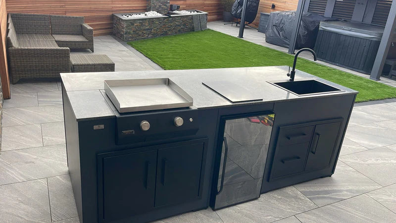 Grillandia Outdoor Kitchen Entertainment Bar and Stools