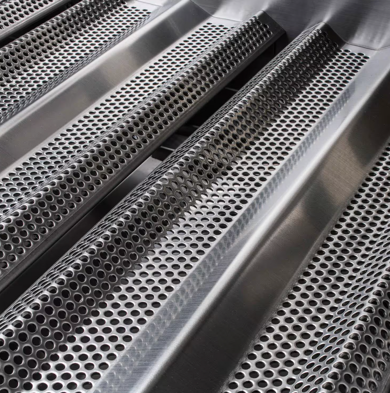 Blaze Premium LTE 32-Inch 4-Burner Built-In Natural Gas Grill w/ Rear Infrared Burner & Grill Lights