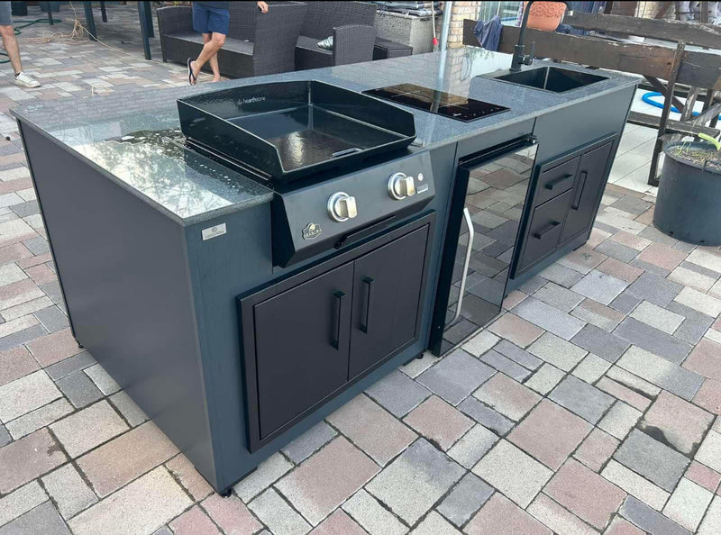 Grillandia Outdoor Kitchen Entertainment Bar and Stools